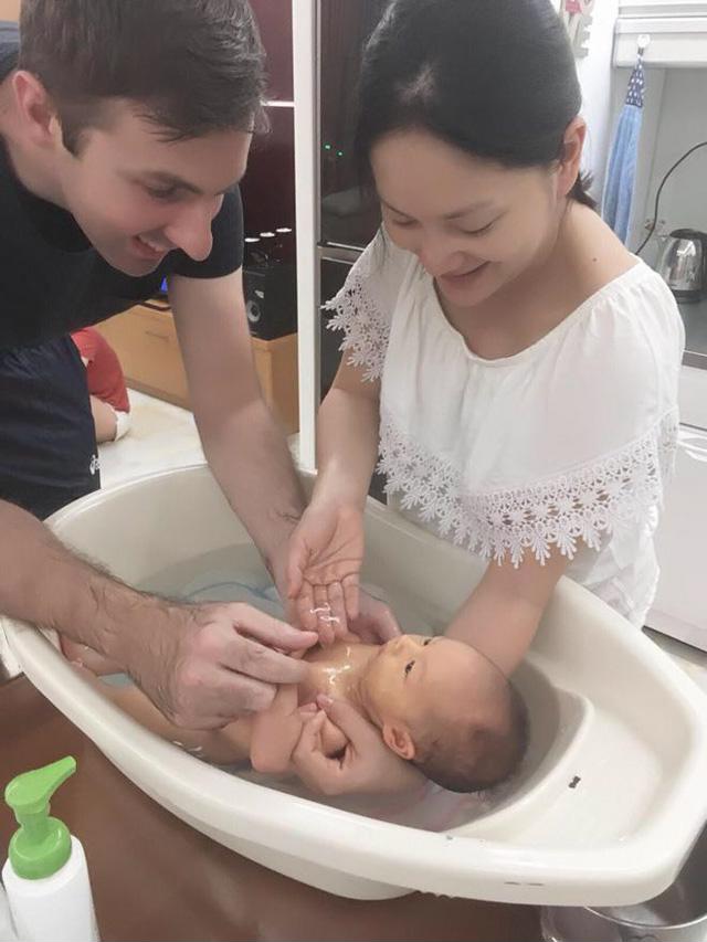 Lan Phương và ông xã người nước ngoài cùng chăm sóc cho con.