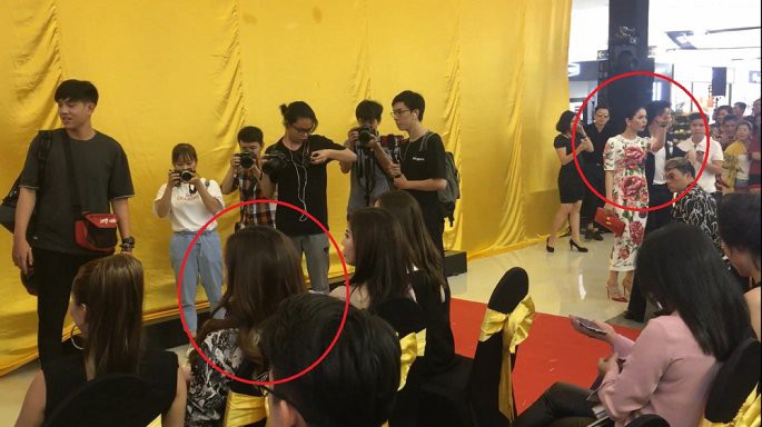 Ngay khi Hà Hồ vừa tới, Lệ Quyên đứng ngay dậy và rời khỏi hàng ghế khách mời VIP .