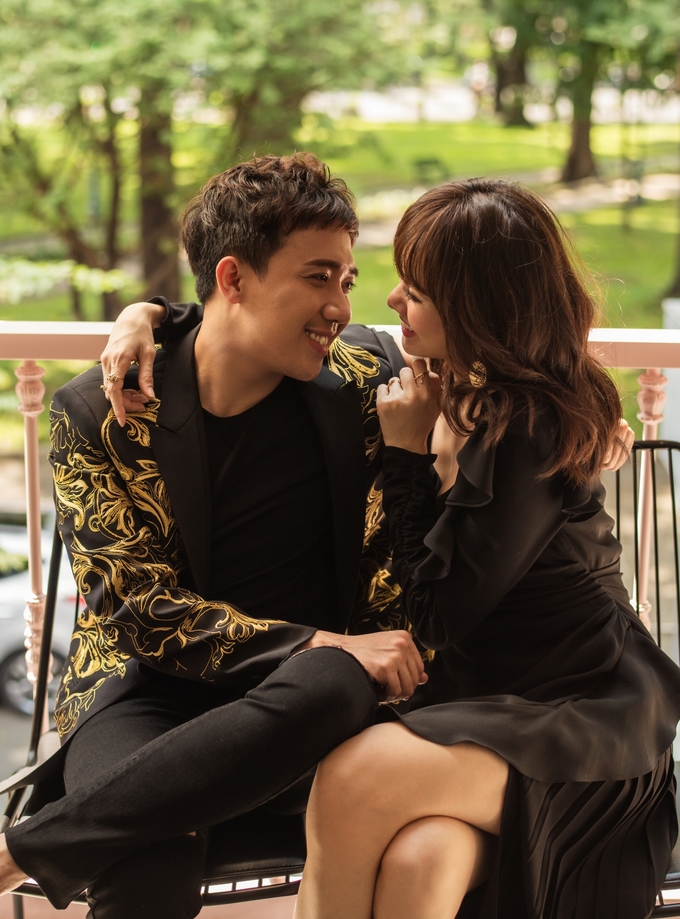 Chính vì thế, đối với cuộc hôn nhân này, cả hai nhận được bao nhiêu lời chúc phúc thì bấy nhiêu những dị nghị, bàn tán, dè bĩu. Khi những lời đồn đoán lặng dần cũng là lúc Trấn Thành và Hari Won mạnh dạn hơn trong việc chia sẻ những khoảnh khắc hạnh phúc bên nhau với người hâm mộ.