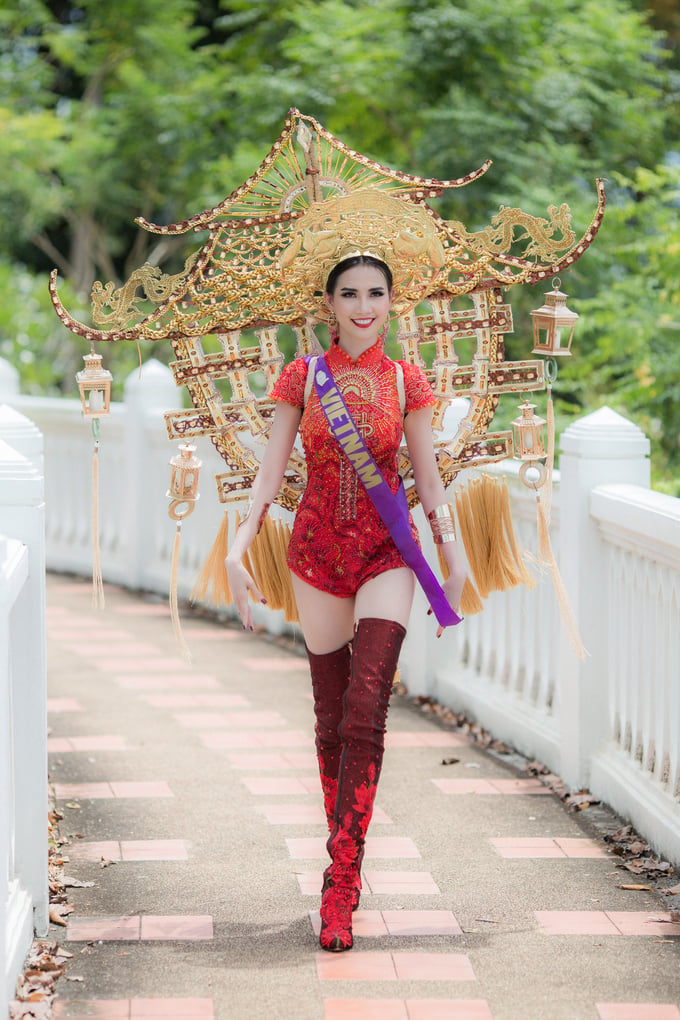 50 thí sinh của Hoa hậu Đại sứ Du lịch Thế giới 2018 vừa có phần trình diễn quốc phục tại núi Ok Thalu, Thái Lan. Phan Thị Mơ - đại diện Việt Nam được nhận xét là một trong số những thí sinh trình diễn quốc phục đẹp mắt và ấn tượng. Cô mang tới cuộc thi bộ quốc phục lấy ý tưởng từ Chùa Một Cột - ngôi chùa được xây dựng từ thời nhà Lý với hơn 1000 năm tuổi. Đây là một trong những Di tích lịch sử kiến trúc nghệ thuật quốc gia và là một trong những địa điểm tham quan nổi tiếng mà du khách thường ghé thăm khi đặt chân tới Việt Nam.  Bộ Shbet999 com đăng nhập do NTK Ngô Mạnh Đông Đông thực hiện với phần khung nặng hơn 15kg. Để mang được bộ quốc phục này từ Việt Nam sang Thái Lan, Phan Thị Mơ đã phải nhờ tới sự hỗ trợ của các thành viên trong Ban tổ chức cũng như những người bạn trong cuộc thi để có thể lắp ráp và sau đó mang đeo lên người. Mặc dù Shbet999 com đăng nhập khá nặng gây khó khăn cho Phan Thị Mơ trong lúc di chuyển, tuy nhiên trong lúc trình diễn cô vẫn luôn tươi cười và cố gắng thể hiện tốt nhất có thể.