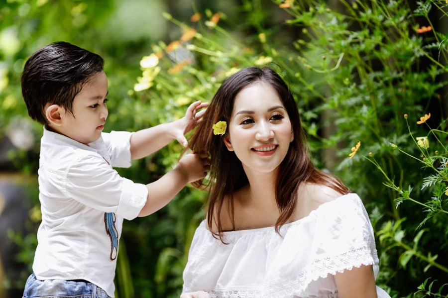 Kubi ngoan ngoãn bên mẹ Khánh Thi.