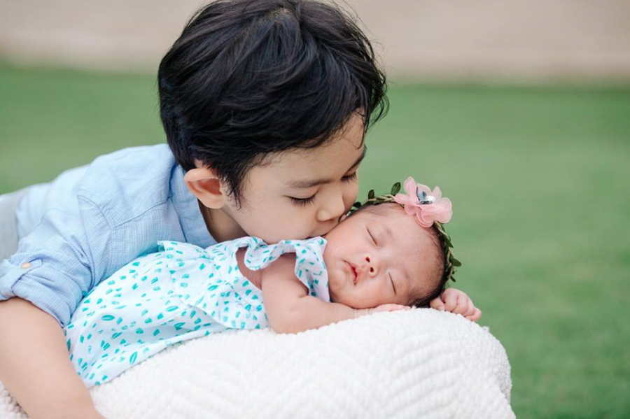 Kubi nhẹ nhàng đặt nụ hôn nhỏ lên cô em gái đang ngủ say, hành động khiến bao người cha người mẹ cảm thấy ấm áp.