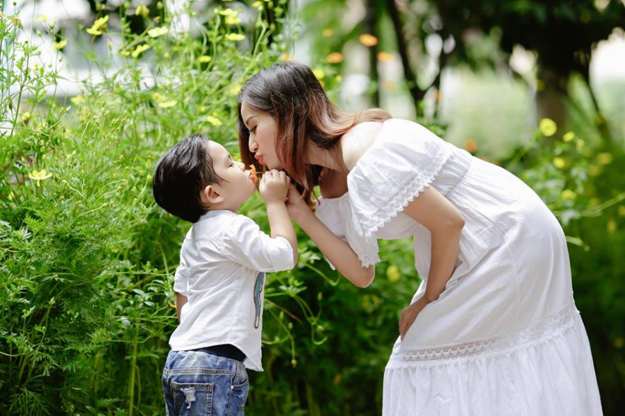 Cậu nhó Kubi cũng rất chăm chỉ tạo dáng chụp ảnh với mẹ Khánh Thi.