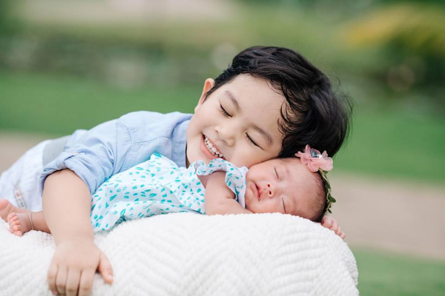 Kubi đang rất ra dáng của một người anh trai.