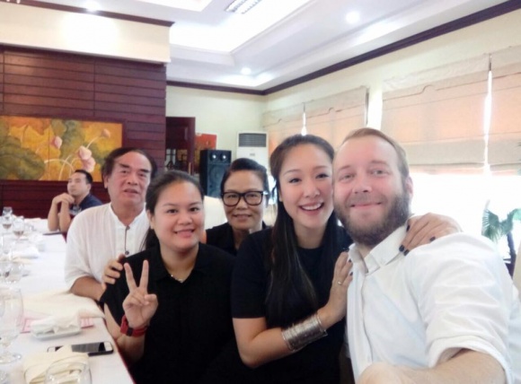 Hoa hậu Ngô Phương Lan hạnh phúc bên người chồng ngoại quốc.