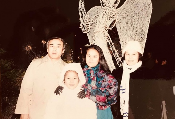 Hình ảnh của Hoa hậu Ngô Phương Lan bên bố mẹ và chị gái cách đây 26 năm.  Thời điểm đó, cô đang háo hức cùng Shbet111 slot, casino, thể thao, xổ số chuẩn bị cho mùa Giáng sinh đầu tiên  trên đất Mỹ.