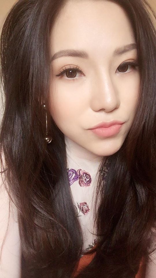 Những đường nét trên gương mặt đến cách trang điểm, ăn mặc đã biến Lý Phương Châu trở thành một người hoàn toàn khác.