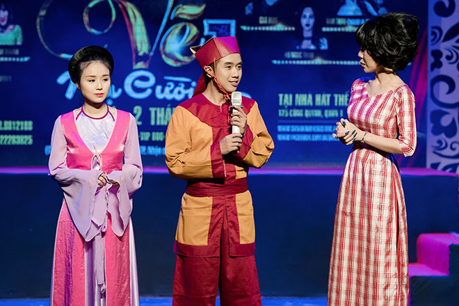Bảo Ngọc vào vai người hầu, hỗ trợ anh trai Gia Bảo trong minishow.