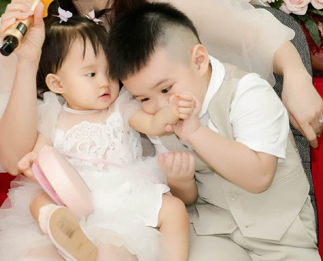 Vy Oanh chia sẻ, quý tử nhà cô chỉ mới 3 tuổi nhưng đã rất hiểu chuyện và thương em gái. Những lúc rảnh rỗi, cô thường xuyên trò chuyện cùng con trai để trở thành người bạn thân thiết của con.