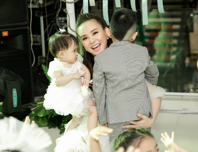 Vì là lần hiếm hoi xuất hiện trước chốn đông người, cả hai bé có phần nhút nhát và quấn quít mẹ không rời.