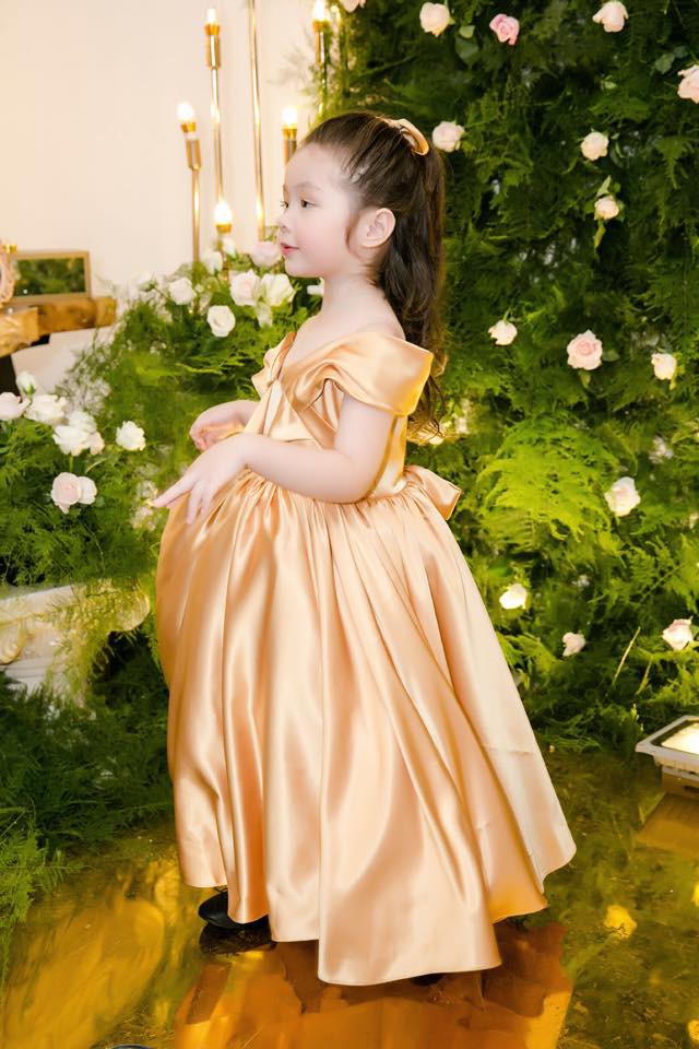 Cadie Mộc Trà xinh như công chúa trong một bộ váy gam màu vàng.