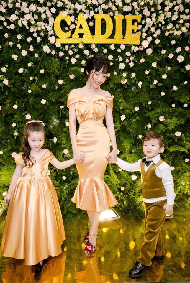 Ba mẹ con Elly Trần trong tiệc sinh nhật của cô con gái đầu lòng.
