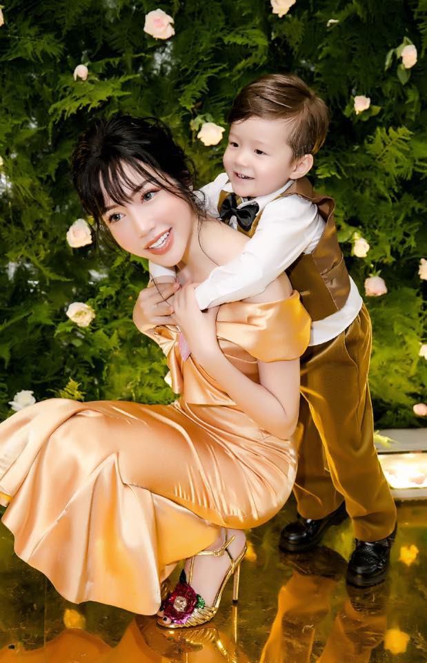 Cậu nhóc tình cảm ôm mẹ Elly Trần. Nữ diễn viên cho biết cô hạnh phúc khi hai con càng lớn càng ngoan ngoãn, luôn yêu thương nhau.