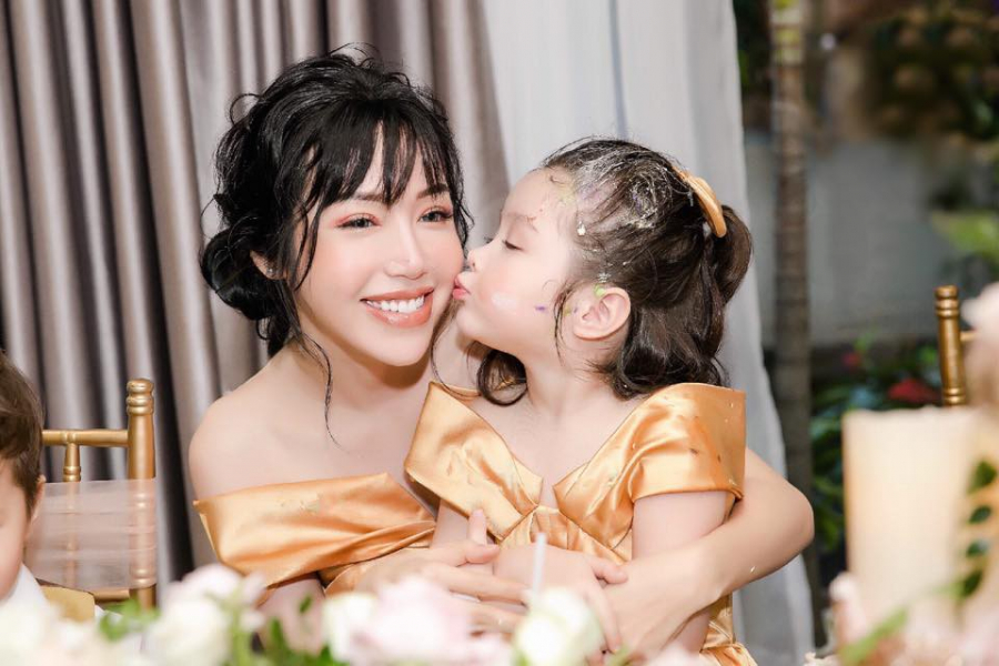 Nói về kế hoạch sắp tới, Elly Trần mong muốn tham gia ít nhất một dự án điện ảnh trong một năm. 'Con cái là động lực để tôi quay trở lại với nghệ thuật. Các bé rất thích xem phim mẹ đóng nên tôi muốn tham gia các dự án điện ảnh thường xuyên hơn'.