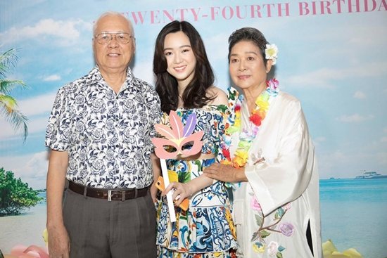 Anh Sa chụp hình cùng ông bà. 