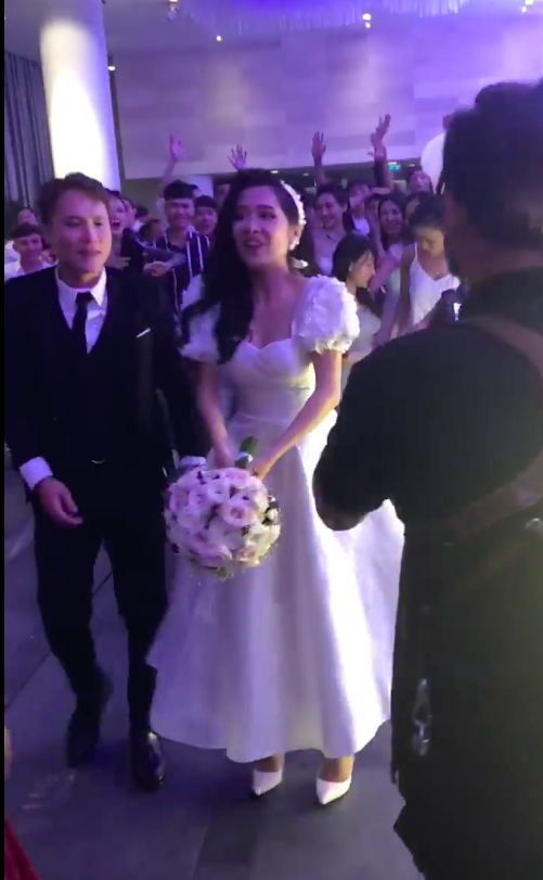 Mới đây nhất, trên mạng xã hội đã xuất hiện đoạn clip, ghi lại giây phút khi cô dâu là em gái Nhã Phương tung hoa cưới sau khi kết thúc hôn lễ. Điều đáng nói ở đây, không chỉ có các bạn bè của cô dâu mà chính Nhã Phương cũng tham gia vào khoảnh khắc này. Chẳng những thế, nữ diễn viên còn rất hào hứng, cô còn nhảy cẩng lên để lấy được hoa từ cô dâu. Phải chăng Nhã Phương cũng đang rất nôn nao để được lên xe hoa? Đây là một trong những lần hiếm hoi khán giả thấy được sự vui vẻ, tung hứng nhiệt tình của cô. Thay vì những biểu cảm e dè như mọi lần. Dù đã ra sức tranh giành nhưng bó hoa cưới này lại rơi vào tay người khác.