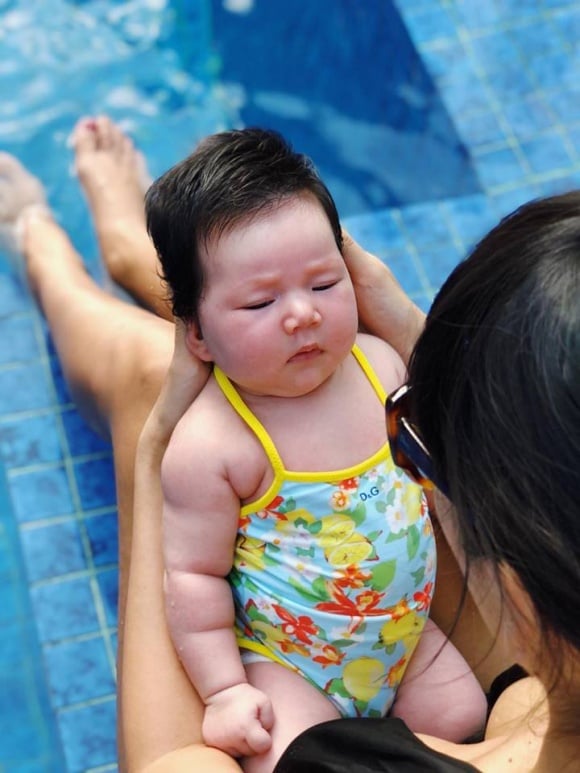 Em bé nhà siêu mẫu Hà Anh khá khỏe mạnh, kháu khỉnh.
