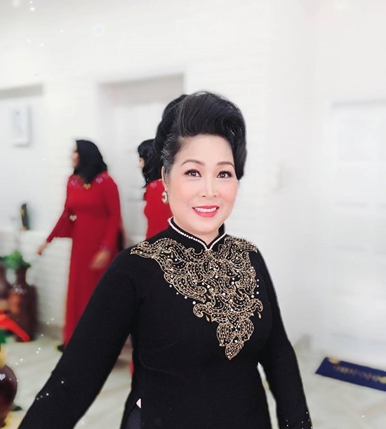 Nghệ sĩ Hồng Vân hạnh phúc trong ngày trọng đại của con gái.