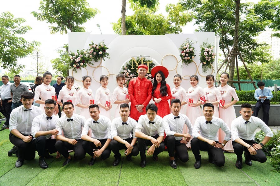 Team nhà trai và nhà gái trong lễ ăn hỏi.