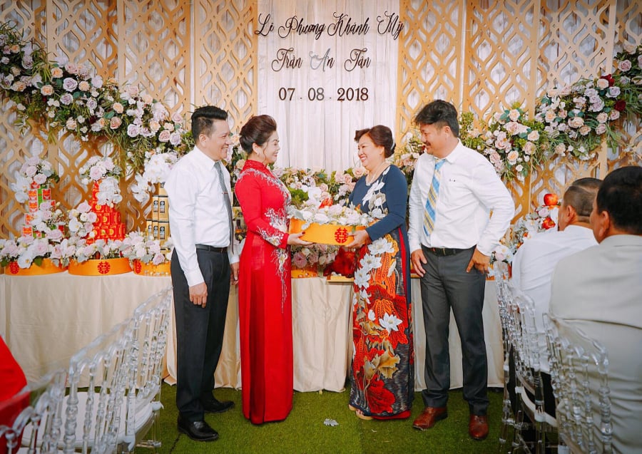 Gia đình nhà trai trao lễ vật ăn hỏi.