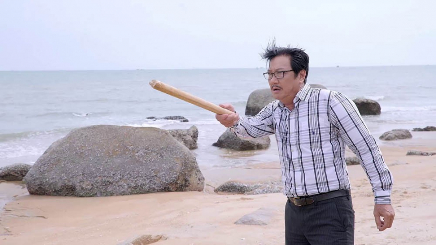 Ông Vương cầm gậy định đánh con rể.