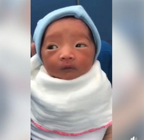 Cô bé có đôi mắt tròn xoe, mũi cao rất xinh xắn.