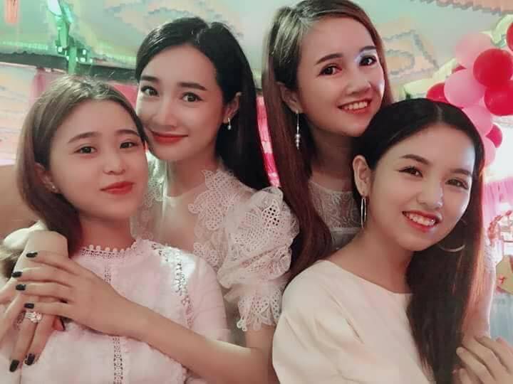 Nhã Phương đeo nhẫn Trường Giang cầu hôn.