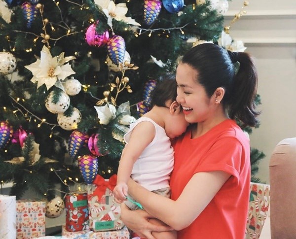 Khoe ảnh chụp cùng con nhưng Hà Tăng luôn giấu mặt các bé.