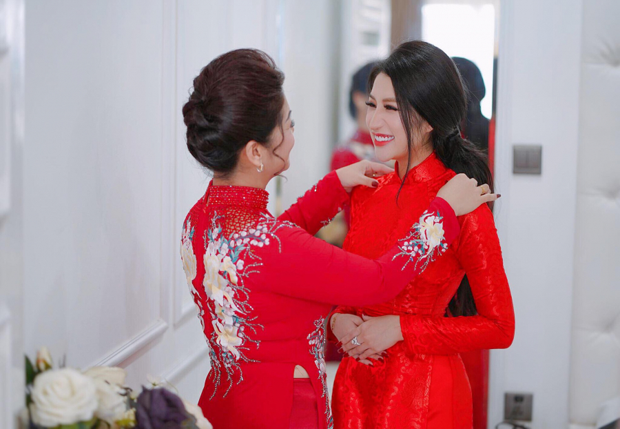 Sáng qua 7/8, Vân Navy và bạn trai doanh nhân Trần An Tân tổ chức lễ ăn hỏi tại Hà Nội trong không gian trang nhã, sang trọng. Buổi lễ có sự tham gia của những người thân và bạn bè thân thiết của Vân Navy. Được biết, cựu hot girl đã hẹn hò chàng trai Sài Gòn được hơn 1 năm trước khi quyết định ăn hỏi và tổ chức lễ cưới vào đầu năm sau.