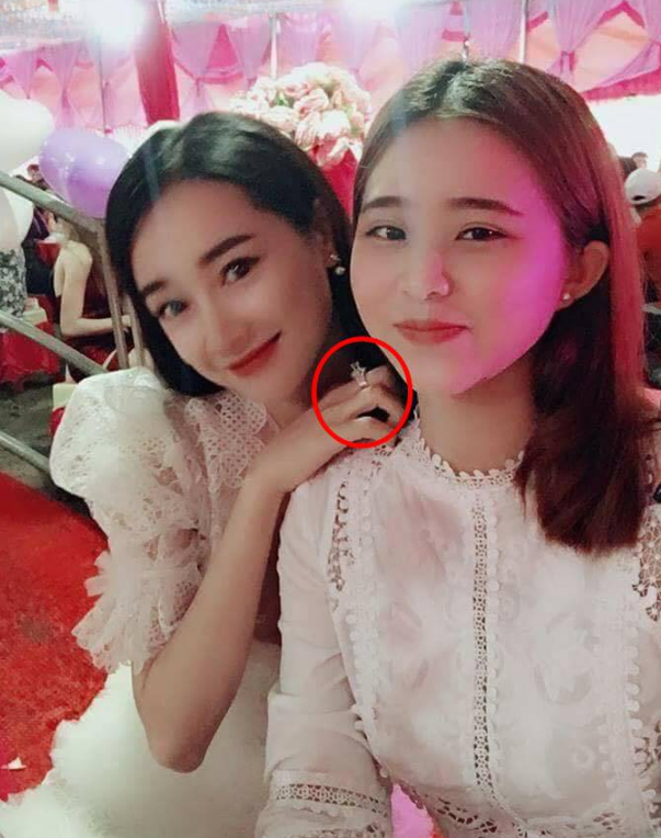 Nhã Phương đã đeo nhẫn cầu hôn của Trường Giang trong Quatrian shbet hiện đang mở em gái.