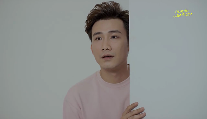 .. trong khi Đô đứng theo dõi từ xa.