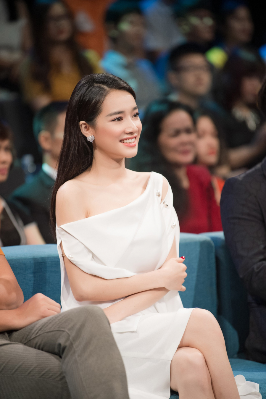 Tay Nhx Phương liên tục trong tư thế che bụng.