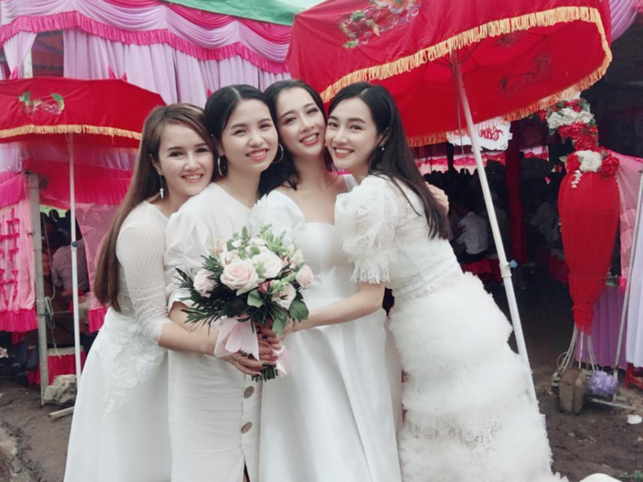 Kiểu đầm bèo nhún che vòng 2 của Nhã Phương trong tiệc cưới em gái.