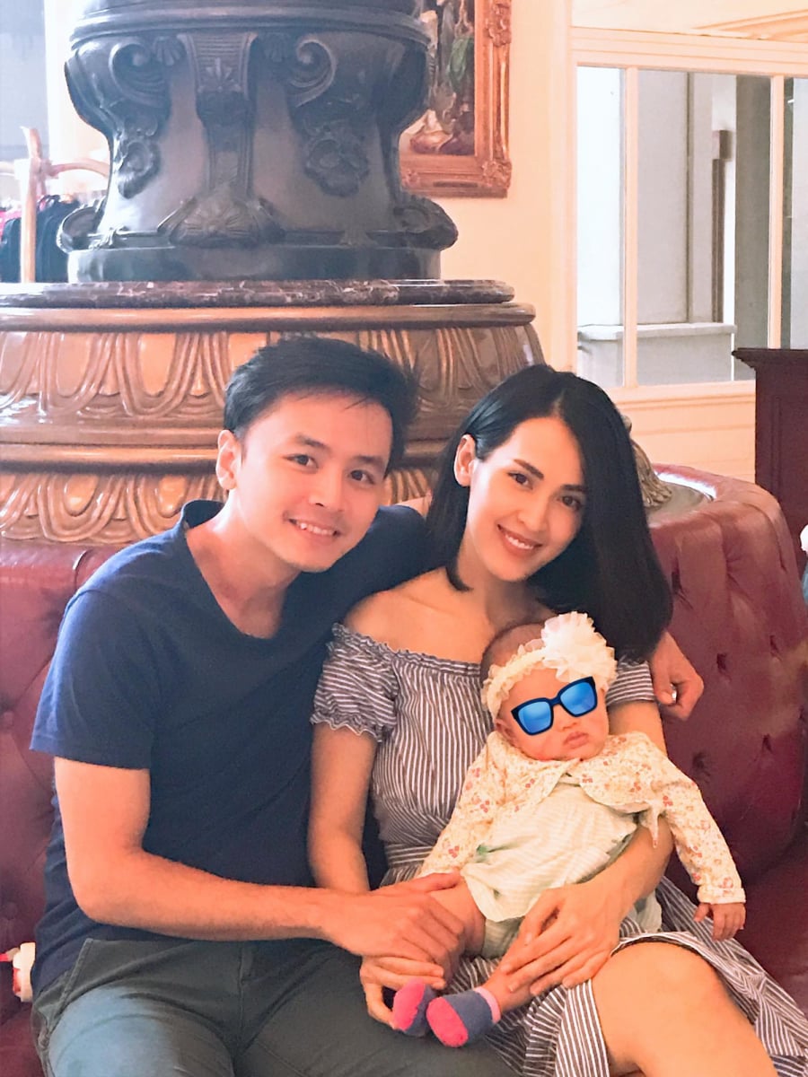 Hơn 4 tháng qua, Văn Anh - Tú Vi thường xuyên đăng tải hình ảnh con gái nhưng đều che mặt bằng những icon ngộ nghĩnh.