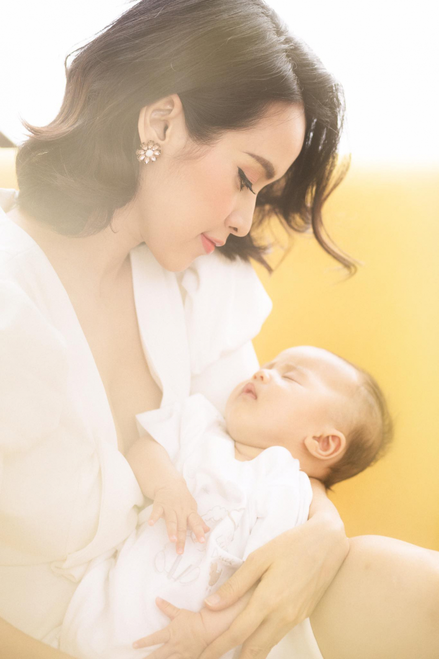 Hình ảnh cận mặt đầu tiên của con gái Tú Vi - Văn Anh sau hơn 4 tháng chào đời.