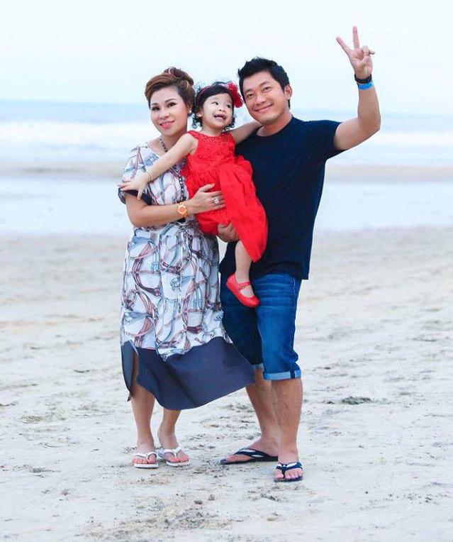 Làm bố mẹ trẻ sơ sinh khi đã ngoài 40, Kinh Quốc và bà xã đều cho đó là cái duyên.
