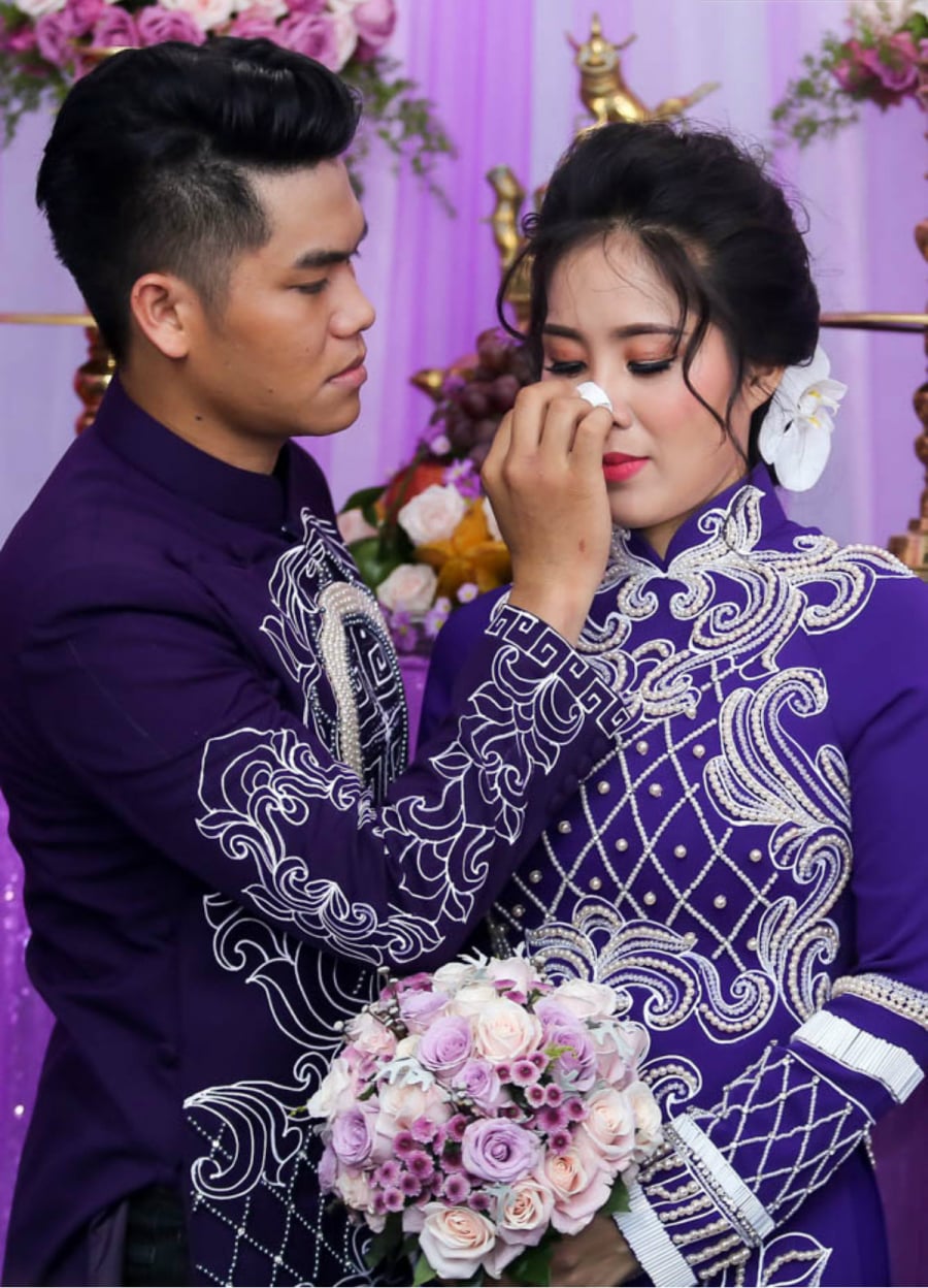Lê Phương và Trung Kiên xúc động trong ngày cưới.