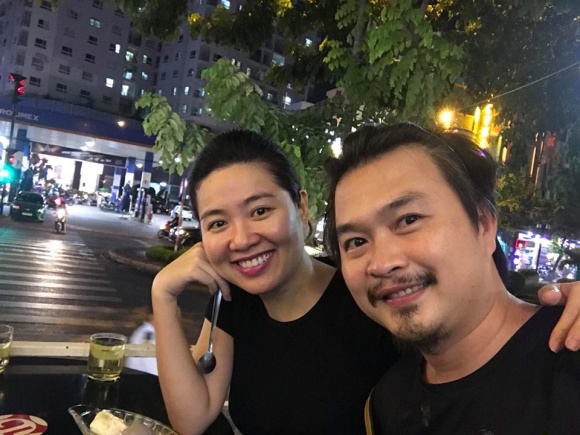 Mặc dù tăng cân, nhan sắc có chút thay đổi nhưng Lê Khánh luôn rạng rỡ và vui vẻ.