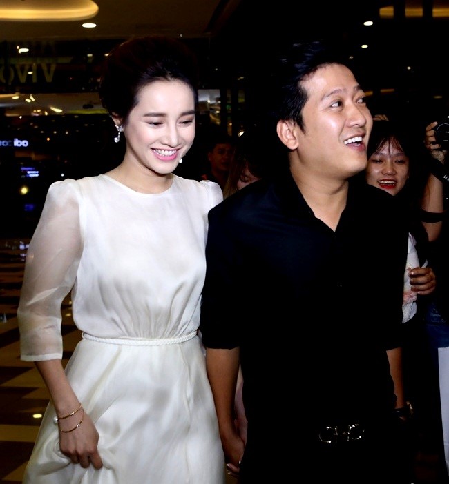 Tối qua (9/8), tập 12 và cũng là tập cuối cùng chương trình “Khi đàn ông mang bầu” đã chính thức lên sóng, với nhiều tình tiết cảm động và hấp dẫn. Trong tập này, ba đội chơi Trấn Thành – Hari Won, Trường Giang – Hương Giang, Hứa Vỹ Văn – Kỳ Duyên sẽ phải trải qua giai đoạn vượt cạn cuối cùng. Theo đó, chiếc áo bầu họ mặc trên người sẽ phát ra xung chấn điện, cơ học vào bụng, khiến họ phải chịu những cơn đau gần giống đau đẻ.  Trước khi bước vào cuộc vượt cạn đầy khó khăn, ba cặp chơi sẽ phải ngồi xem những đoạn phim ghi lại cận cảnh quá trình sinh nở của sản phụ, gồm đẻ thường và đẻ mổ.  Trước những cảnh phim chân thực này, Trường Giang tỏ ra rùng mình, sợ hãi đến lạnh cả xương sống. Sau đó, Trường Giang được trải qua một cơn đau đẻ thực sự, khiến anh phải vật lộn và quằn quại. Trong cơn đau, anh nói: 