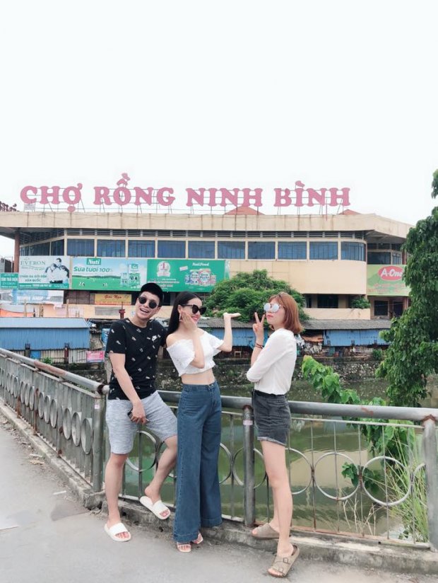 Cô nàng đang có khoảng thời gian vui vẻ bên bạn bè.