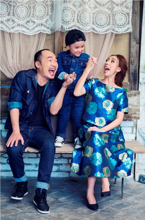 Thời gian qua cư dân mạng được phen xôn xao khi trên một fanpage về showbiz có đăng tải đoạn clip ghi lại cuộc cãi vã căng thẳng giữa vợ chồng danh hài Thu Trang và Tiến Luật. Qua đoạn clip có thể thấy Tiến Luật vô cùng tức giận. Nhiều nghi vấn đặt ra, đôi vợ chồng này cãi vã vì vấn đề người thứ ba. Điều này khiến các fan vô cùng lo lắng. Không để fan phải lo lắng, mới đây đại diện truyền thông của cặp đôi đã lên tiếng về tin đồn. Phía người này cho biết sự việc mà mọi người đang bàn tán trên mạng xã hội là không đúng sự thật. Và tiết lộ thêm rằng, đoạn clip này bị người khác quay lén trong lúc Thu Trang - Tiến Luật đang quay quảng cáo cho một nhãn hàng, gây hiểu nhầm cho mọi người. Người trong cuộc đã chính thức lên tiếng, đến lúc này fans của cặp đôi có thể thở phào nhẹ nhõm vì không hề có chuyện cuộc hôn nhân Thu Trang – Tiến Luật bị “rạn nứt”.