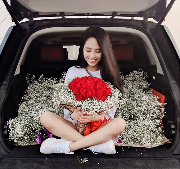Mới đây, ca nương Kiều Anh đã đăng tải hình ảnh kèm câu chuyện lãng mạn giữa mình và chồng khiến cư dân mạng không khỏi thích thú. Trong bức hình, nữ ca sĩ ngồi giữa 