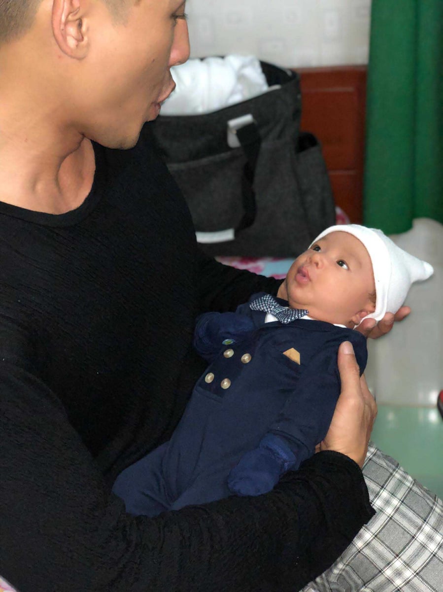Lương Thế Thành thích thú khi con trai bắt chước biểu cảm giống mình.