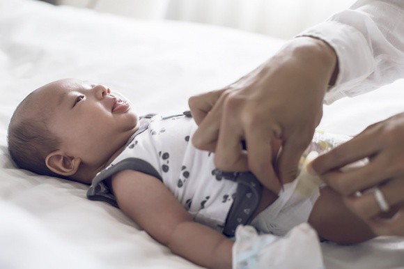 Ba mẹ đi làm nên bé Bảo Bảo sẽ gửi cho ông bà nội và bà ngoại chăm sóc. Tuy nhiên, cả hai vẫn rất lo lắng vì sợ con trai sẽ quấy khóc ở nhà.