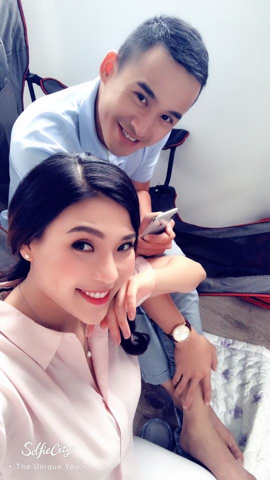 Mới đây, trên trang cá nhân, nữ diễn viên Thuý Diễm vừa chia sẻ hình ảnh của mình và ông xã Lương Thế Thành tại nơi làm việc. Đây là dự án đầu tiên mà Thuý Diễm thực hiện sau một thời gian dưỡng thai và chăm sóc con trai đầu lòng. Người đẹp hóm hỉnh tâm sự: 