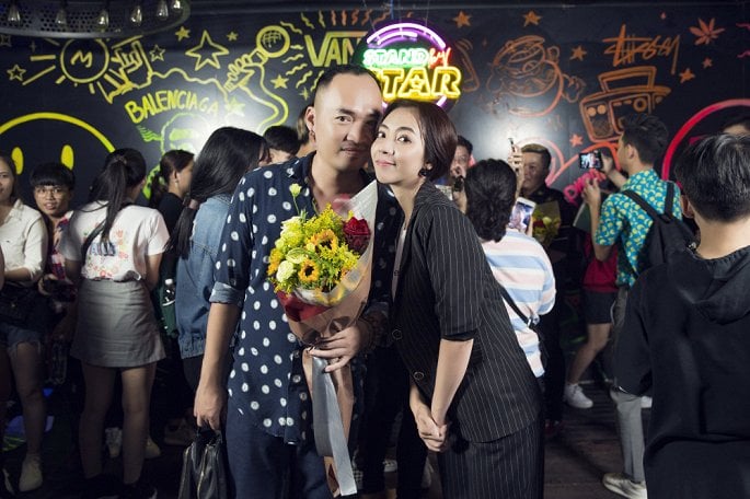 Trong Vbiz, Thu Trang và Tiến Luật được coi là một trong những cặp đôi có hạnh phúc đáng ngưỡng mộ nhất. Khi cả hai thường dành những lời nói, cử chỉ ngọt ngào cho đối phương. Thế nhưng 2 ngày này dân mạng truyền tay xôn xao bởi clip ghi lại cuộc cãi vã căng thẳng giữa vợ chồng danh hài này. Nhưng vừa mới đây, Thu Trang lại bất ngờ lên tiếng trên trang cá nhân của mình, cô viết: “Hôm qua nay bận tối mặt nhưng vẫn nghe mọi người rần rần vụ gì mà tui với anh “kép già” gây nhau. Chèn ơi… nghĩ sao tui với anh ấy gây nhau vậy chèn. Anh Đường Băng và chị 13 vì cái “que” này mà mang tiếng lục đục ầm ĩ qua nay. Hôm nay Chị 13 tui xin phép đính chính là: chỉ tại hai vợ chồng “mê ăn chả” thôi chứ cũng không có gì to tát nha. Ai quay lén cái clip quảng cáo của tui tạo sóng gió vậy ta? Kỳ lắm à nghen”. Trước đó, đại diện truyền thông của cặp đôi đã ngay lập tức lên tiếng về tin đồn. Phía người này cho biết sự việc mà mọi người đang bàn tán trên mạng xã hội là không đúng sự thật. Và tiết lộ thêm rằng, đoạn clip này bị người khác quay lén trong lúc Thu Trang - Tiến Luật đang quay quảng cáo cho một nhãn hàng, gây hiểu nhầm cho mọi người.    