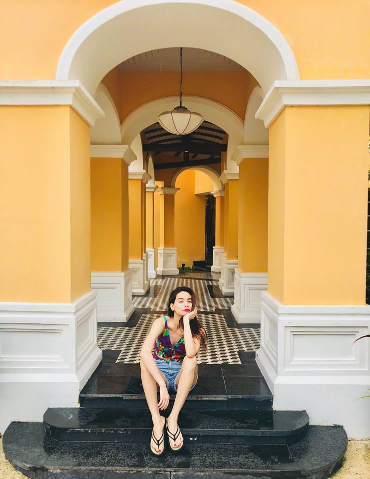 Hồ Ngọc Hà lộ thân hình xương xẩu, đôi chân ngày càng khẳng khiu hơn.