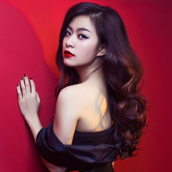 Hoàng Thuỳ Linh ở tuổi 30 với nhan sắc mặn mà, quyến rũ.