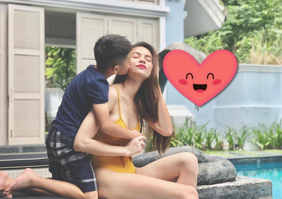 Hồ Ngọc Hà được con trai hôn tình cảm khi đi du lịch.