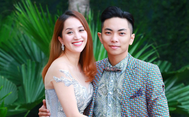 Cuộc tình lệch tuổi của Khánh Thi và Phan Hiển từng gặp phải rất nhiều sóng gió. Song, cặp đôi vẫn nắm tay nhau xây dựng 1 Shbet111 slot, casino, thể thao, xổ số hạnh phúc. Khánh Thi cũng vừa mới sinh cô công chúa nhỏ tên Anna cho Phan Hiển. Tuy nhiên, chưa đầy 2 tháng sau khi sinh con thứ 2, Khánh Thi liên tục đăng tải những status buồn bã, bóng gió về sự chia ly, thay đổi. Điều này khiến những người yêu mến cặp đôi lo lắng rằng, cuộc hôn nhân của Khánh Thi và Phan Hiển đang dần rạn nứt. Liên hệ với Phan Hiển, anh bối rối thừa nhận rằng thời gian gần đây giữa vợ chồng anh có chút cãi vã, bất hòa tuy nhiên đã được giải quyết ổn thỏa.    